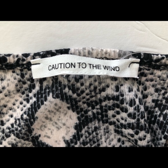 CAUTION TO THE WIND Womens Knitted Top  Tie Front Size Medium Juniors New - Picture 8 of 10